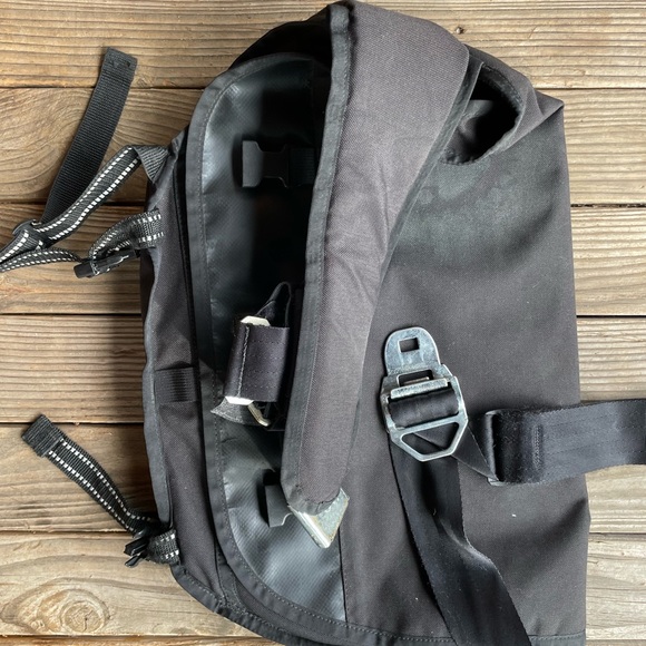 Sleek Black and Gray Messenger Bag - Picture 6 of 7